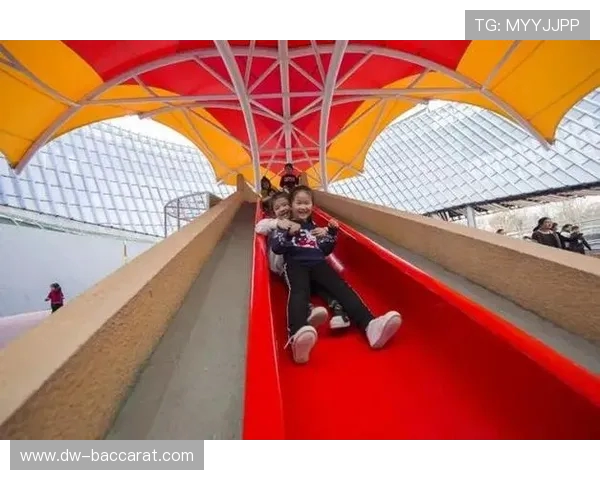 大型滑滑梯奇幻冒险之旅儿童欢乐互动角色扮演游戏体验